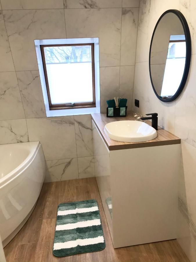 Apartament Bianco Verde เชสโตฮอวา ภายนอก รูปภาพ